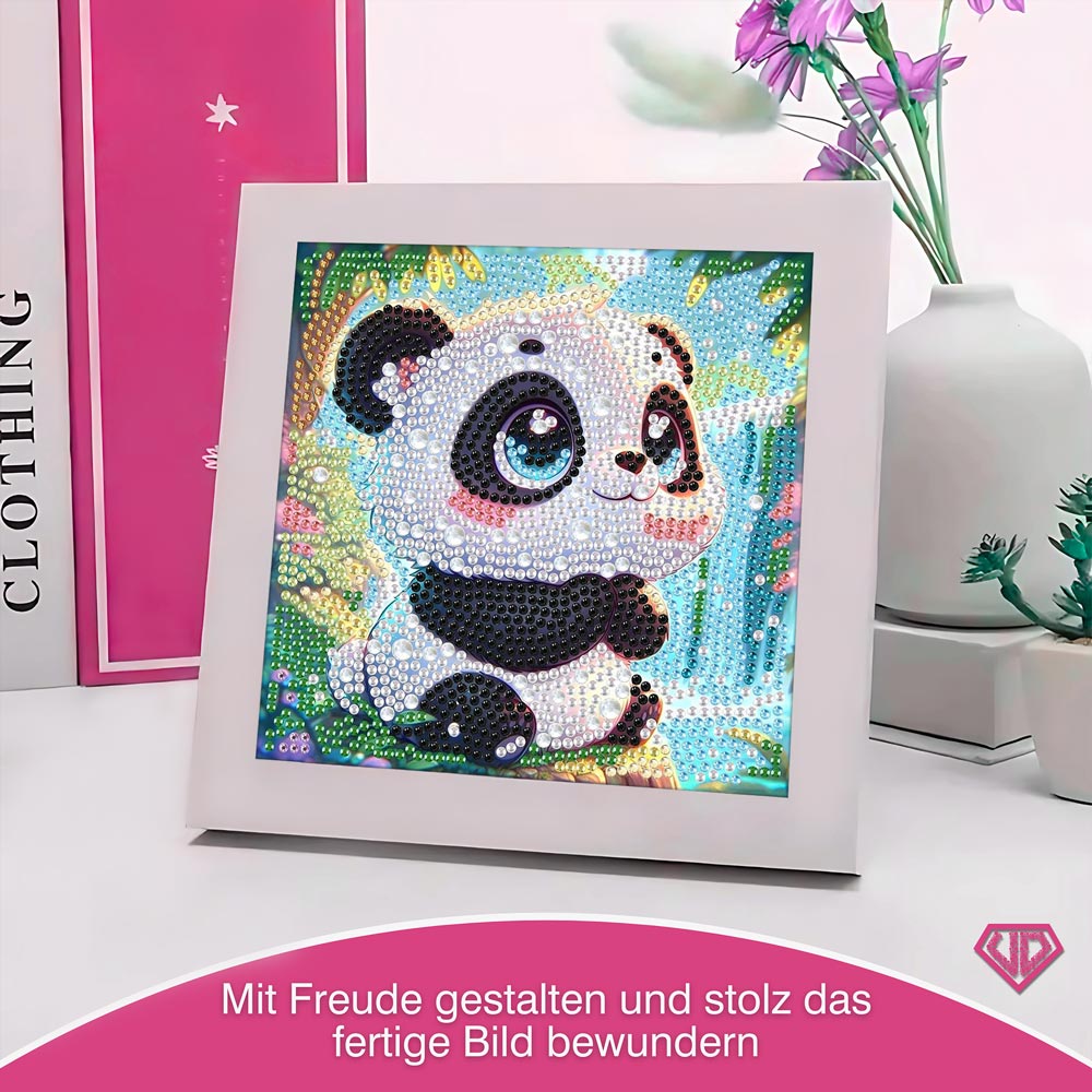 5D Diamond Painting Kleiner Panda im Dschungel mit Strasssteinchen, Unique-Diamond