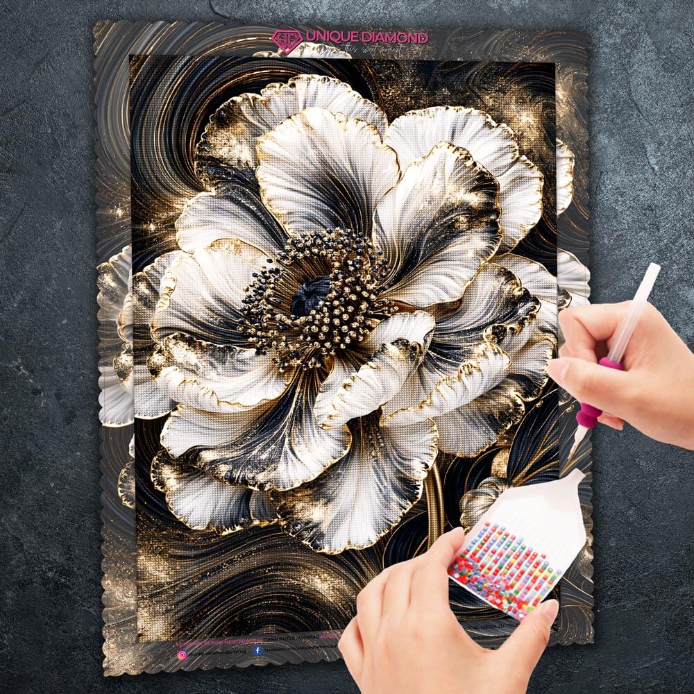 5D Diamond Painting – Perlblüte im Goldstrom